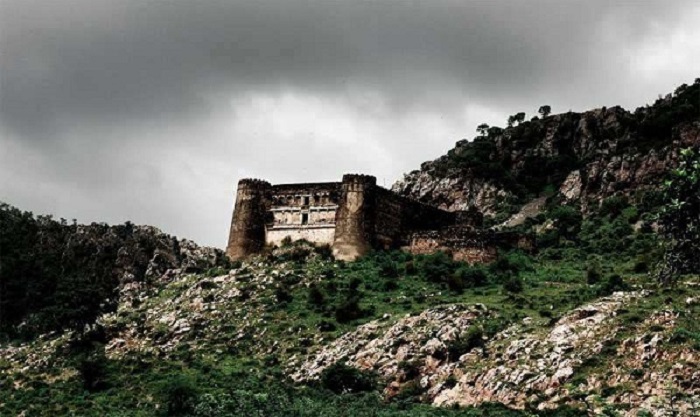 Image Source https://8055.in/bhangarh-is-one-of-the-most-haunted-village-in-india/