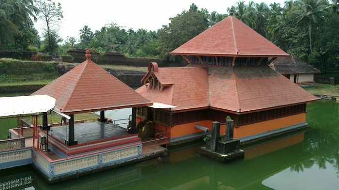 Photo Credit https://upload.wikimedia.org/wikipedia/commons/2/21/Lord_Padhmanabha_Lake_Temple_Kasargod_Kerala.jpg