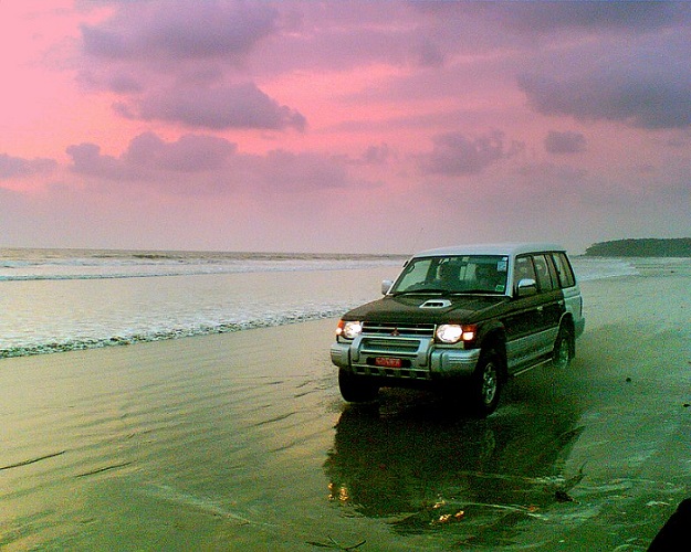 Photo Credit http://www.backtokerala.com/outdoor/drive-in-beach-muzhappilangad/