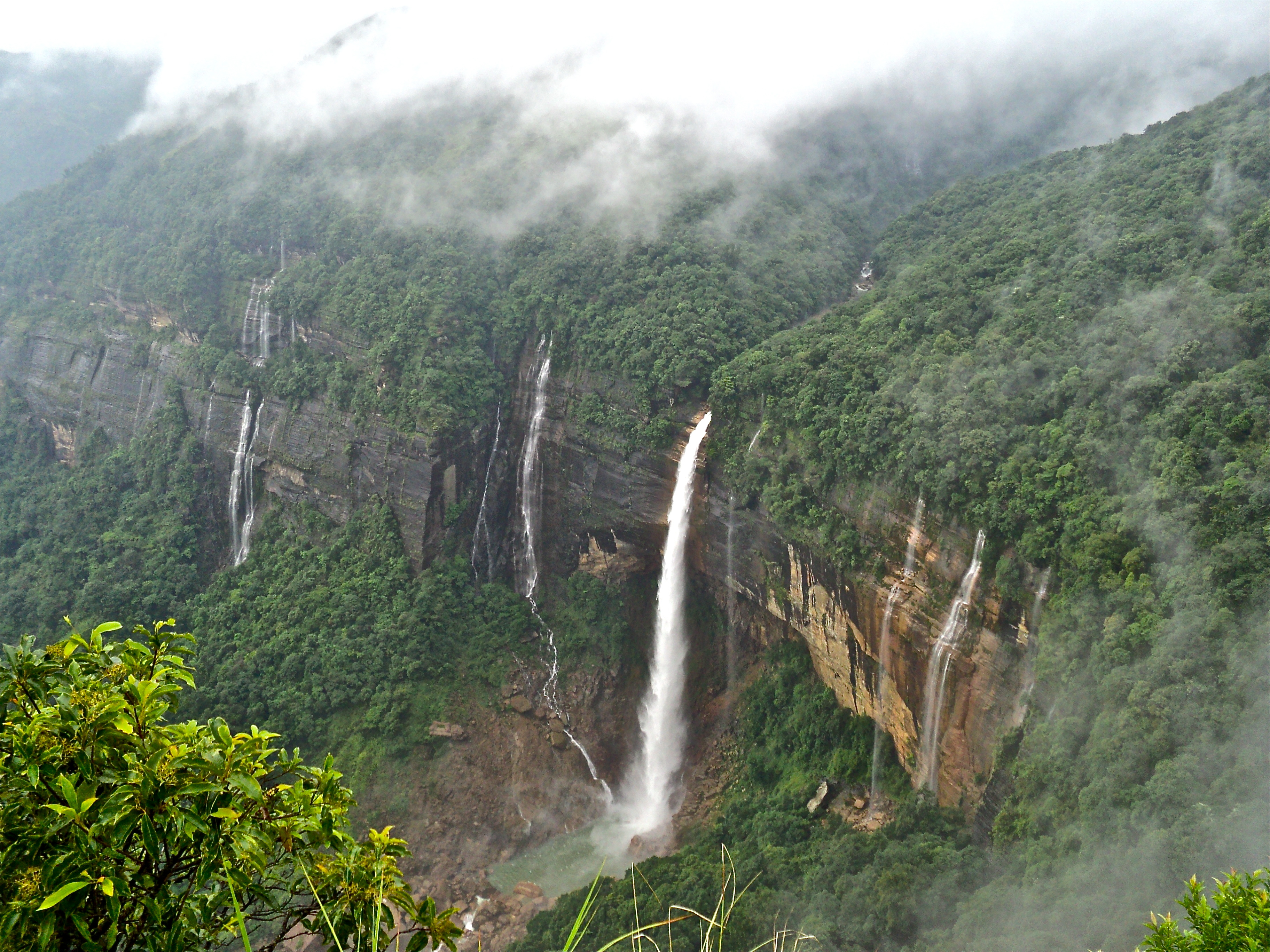 Photo Credit http://commons.wikimedia.org/wiki/File:Nohkalikai_Falls_Cherrapunji.JPG