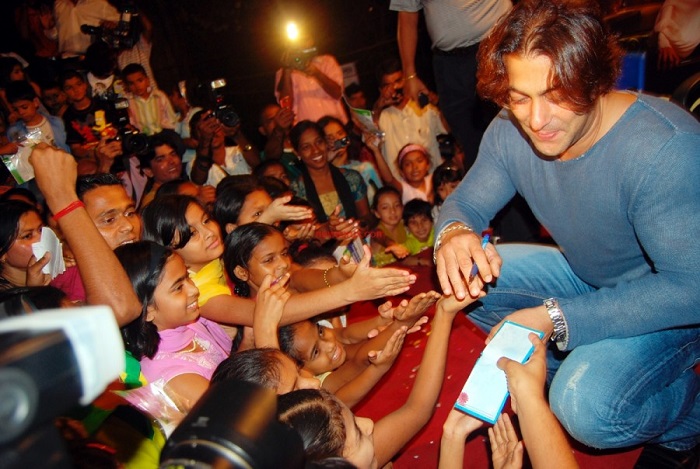 Photo Credit http://www.images99.com/bollywood/bollywood-male/sallu-giving-autographs-to-the-childrens/