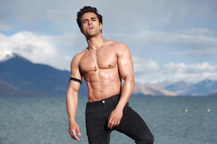 Photo Credit http://www.ibtimes.co.in/sanam-re-first-look-pulkit-samrat-goes-shirtless-flaunts-six-pack-abs-photos-636805