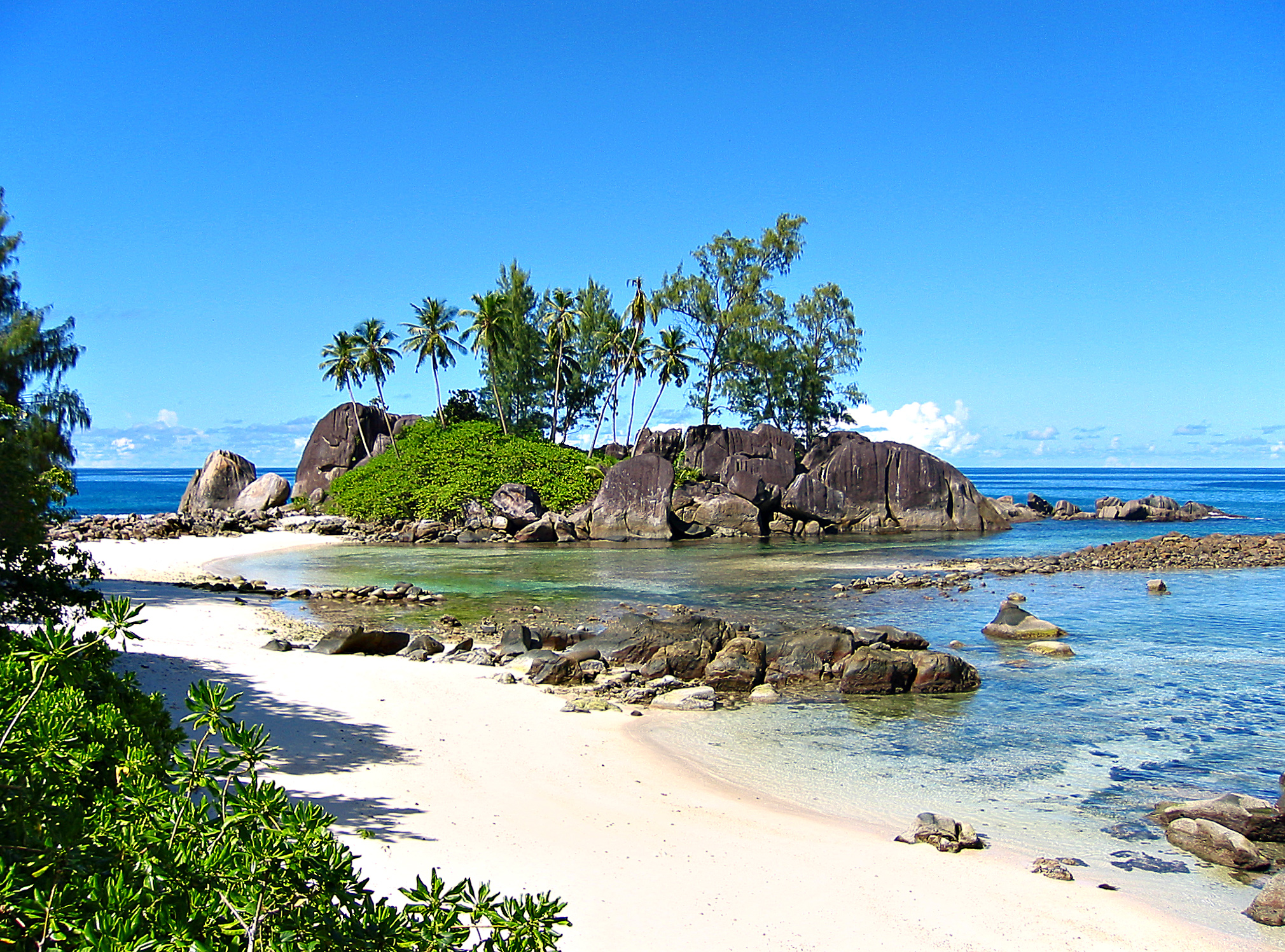 Photo Credit   http://commons.wikimedia.org/wiki/File:Seychelles_-_Anse_l'Islette.jpg