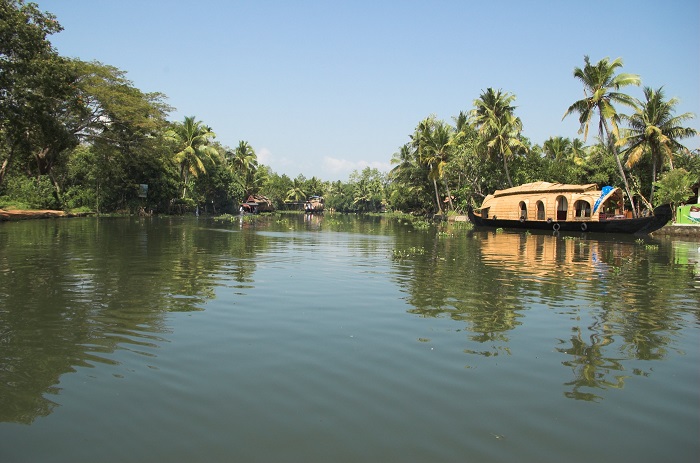 Photo Credit https://en.wikipedia.org/wiki/Kerala_backwaters