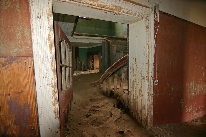 Photo Credit http://mpora.com/articles/the-10-most-hauntingly-beautiful-ghost-towns-on-the-planet#DwH6sDGqgTy1PtIX.97