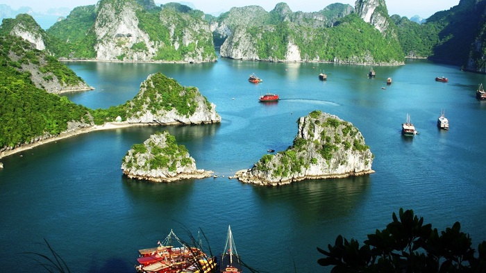 Photo credits http://pompei-hotels.com/photos-vietnam-halong-bay-tourism-travel-place/vietnam-halong-bay-rock-formation/ 