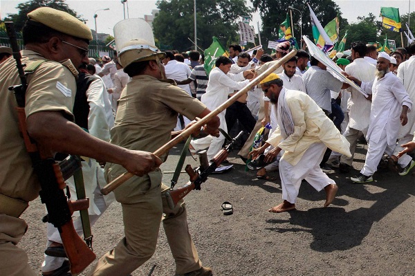 Lucknow: Policemen chasing away Peace Party activists protesting against Muzaffarnagar riots, in Lucknow on Monday. PTI Photo by Nand Kumar(PTI9_23_2013_000121B) *** Local Caption ***