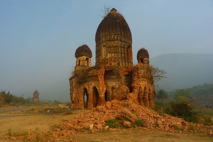 Photo Credit https://commons.wikimedia.org/wiki/File:Pancharatna_Temple,_Garh_Panchakot_02.JPG