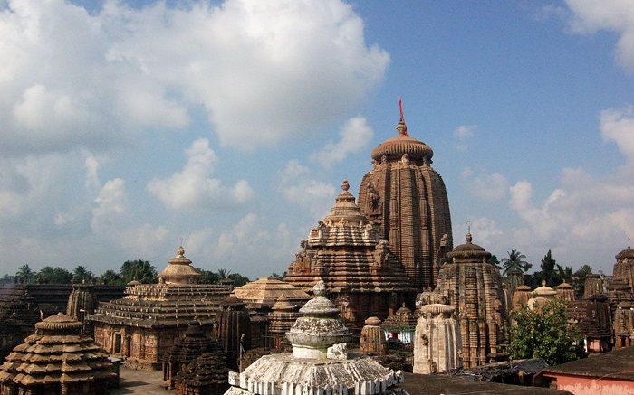 Photo Credit http://www.mouthshut.com/review/Lingaraj-Temple-Bhubaneswar-review-lurnrusqlt