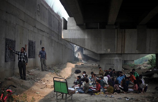 Photo Credit http://www.weirdhut.com/people/school-under-the-bridge-in-indi