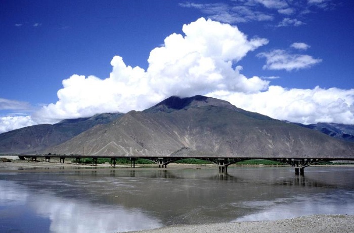 Photo Credit  http://www.walkthroughindia.com/attraction/10-most-outstanding-road-bridges-in-india/