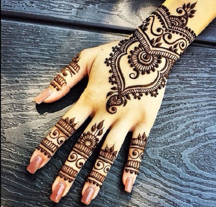 Photo Credit https://www.pinterest.com/elyselouise05/henna-designs/