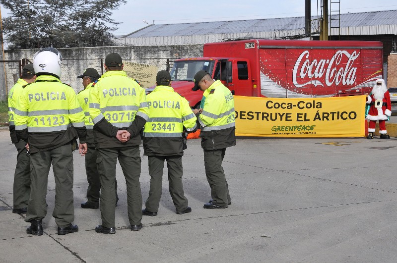 Photo Credit http://www.greenpeace.org/colombia/es/fotos-y-videos/Fotos/Greenpeace-bloquea-la-principal-embotelladora-de-Coca-Cola-en-Colombia2/Greenpeace-bloquea-la-principal-embotelladora-de-Coca-Cola-en-Col3/
