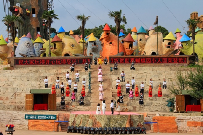 Photo Credit: http://worldalldetails.com/Pictureview/5731-Strangest_Theme_Park_Kunming_China_Dwarf_Empire_staff.html