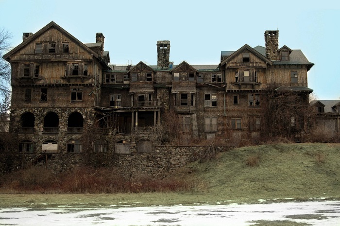 Photo Credit http://abandonedimages.tumblr.com/post/126826847809/summerwind-mansion-wisconsin-source