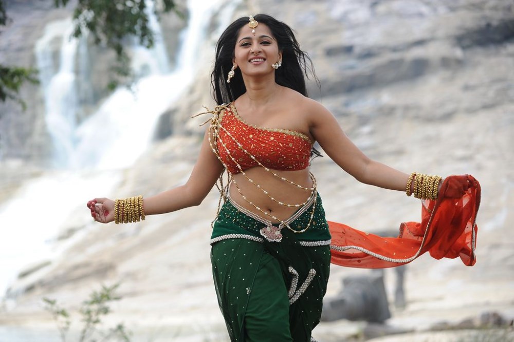  Photo Credit: http://moviegalleri.net/2015/10/rudhramadevi-anushka-hot-stills-rudhramadevi-anushka-shetty-hot-images.html?pid=947061 