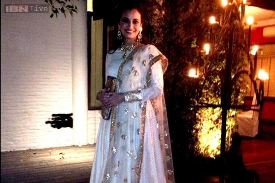 Photo Credit: http://www.news18.com/news/india/snapshot-dia-mirza-celebrates-first-diwali-after-marriage-shares-photo-on-twitter-722229.html 